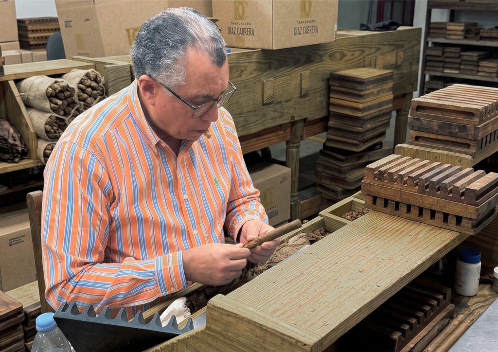 專訪 Davidoff 前全球副總裁兼首席大師調配師 Eladio Diaz！由兒子親述他從多明尼加 7 歲小童工，靠著 8 小時僅捲 7 支的極致匠人精神，歷經 30 年傲骨恩怨，最終成為連麥可喬丹都肅然起敬的雪茄界傳奇神話。