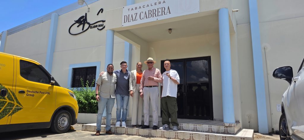 本篇為雪茄大師 Eladio Diaz 訪談紀錄最終章。客觀載錄大師對 3,000 萬美元陳年老菸草的品質堅持與職人歷程；記錄旗艦款 Before & After 與 La Diana 在多明尼加南部海洋風土上的配方差異；並載錄回應台灣市場品鑒期盼之全新 Maduro 系列「Mi Vieja」與 73 週年「Unforgettable」之調配歷史。